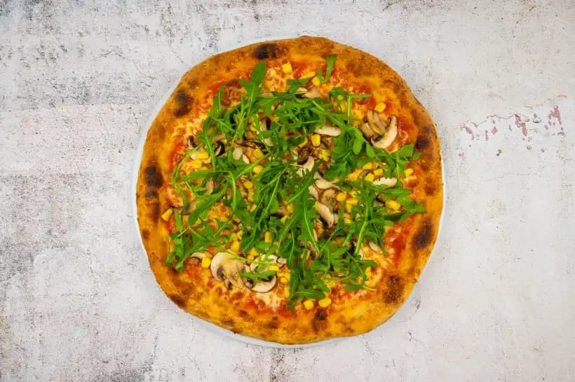 Frische Pizza aus dem Steinofen